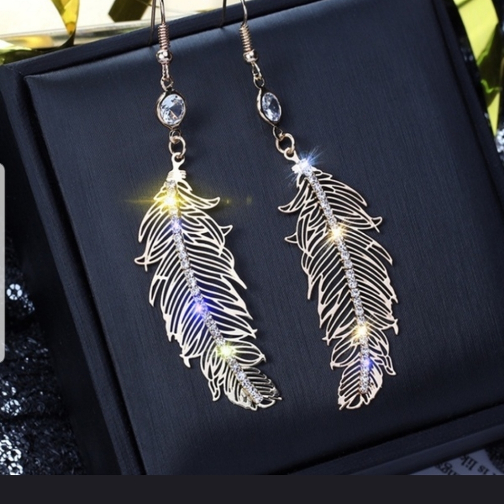 Beautiful gold feather dangle earrings - Picture 2 of 4